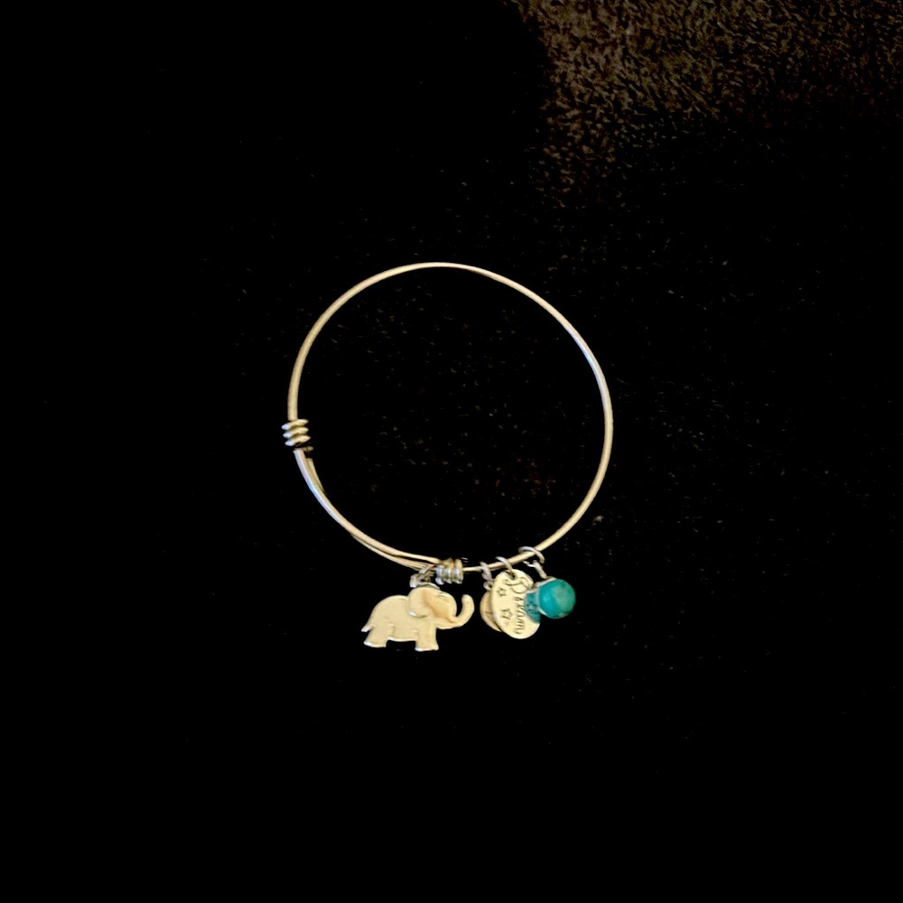 Little girls bracelet with charms with a elephant and a little dream